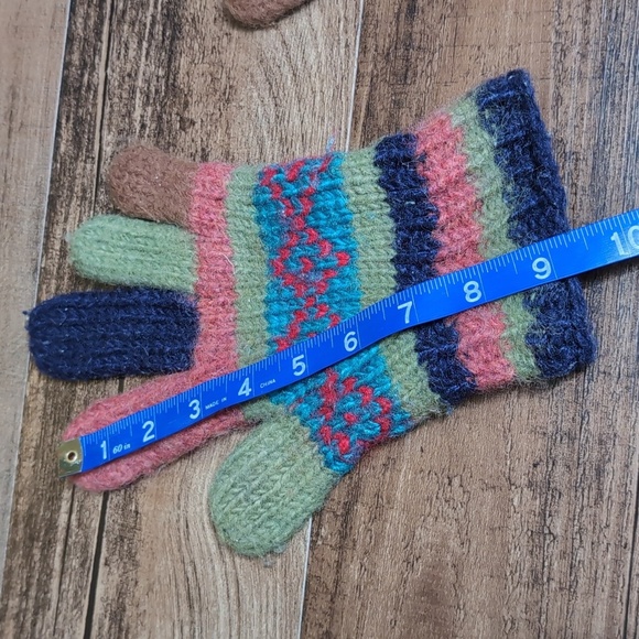 Wool Gloves Handmade in Nepal - Picture 8 of 9